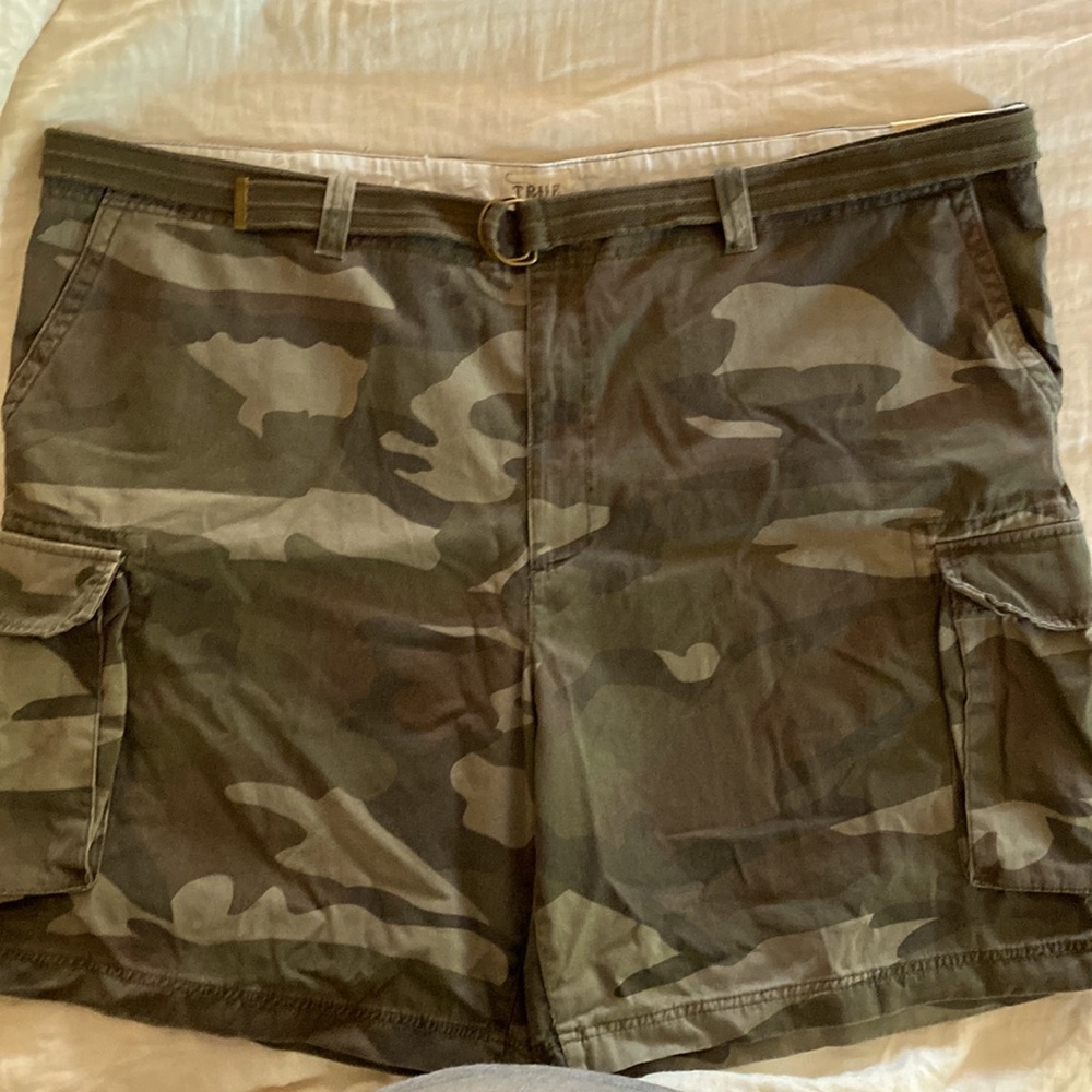 NWT True Nation camo cargo shorts, Size 54